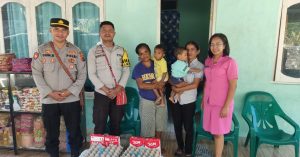 Serius Atasi Masalah Stunting, Polsek Lamaknen Bersama Bhayangkari Beri Bansos kepada anak Stunting di Desa Persiapan Weluli